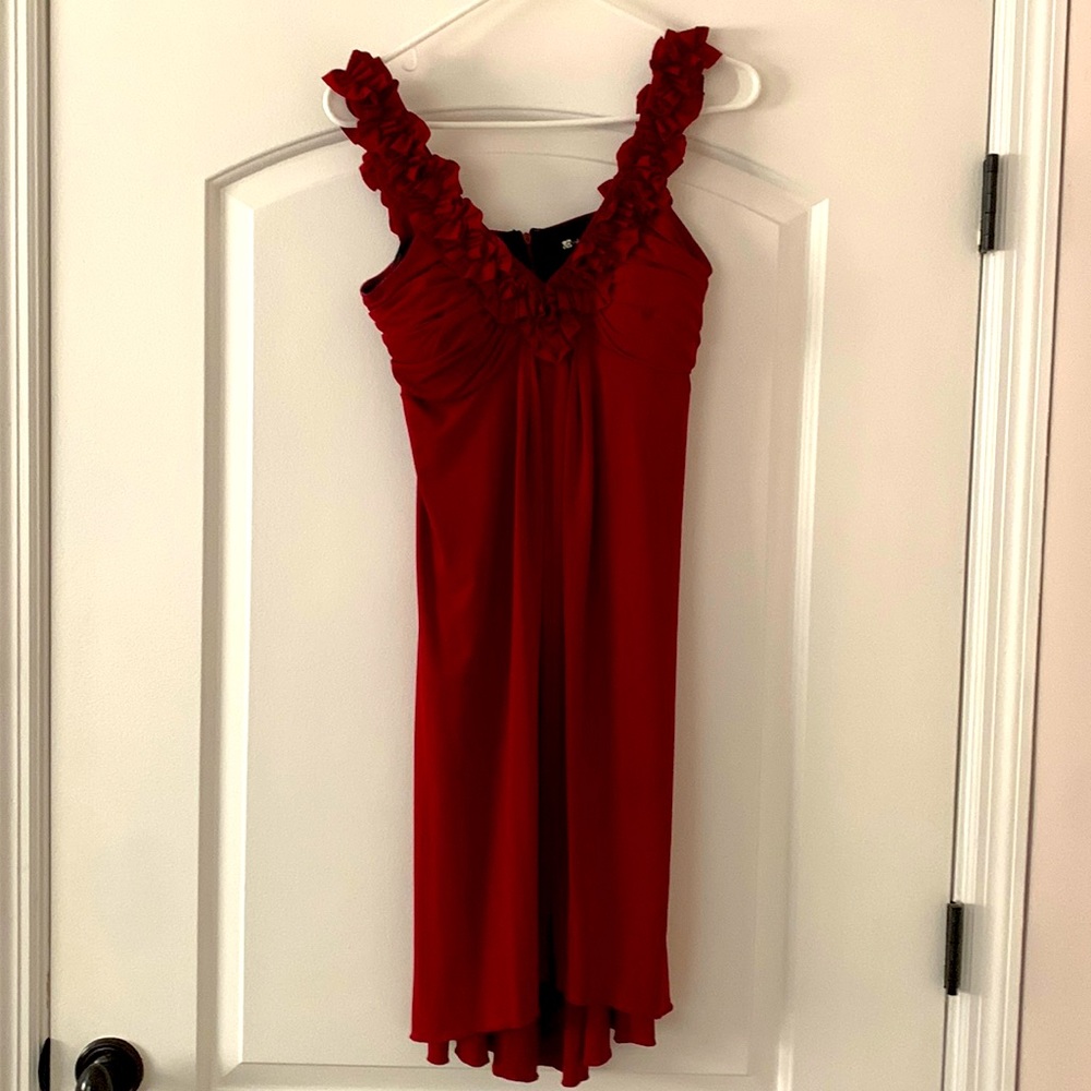 Super stylish maroon dress perfect for a casual or fancy night out!